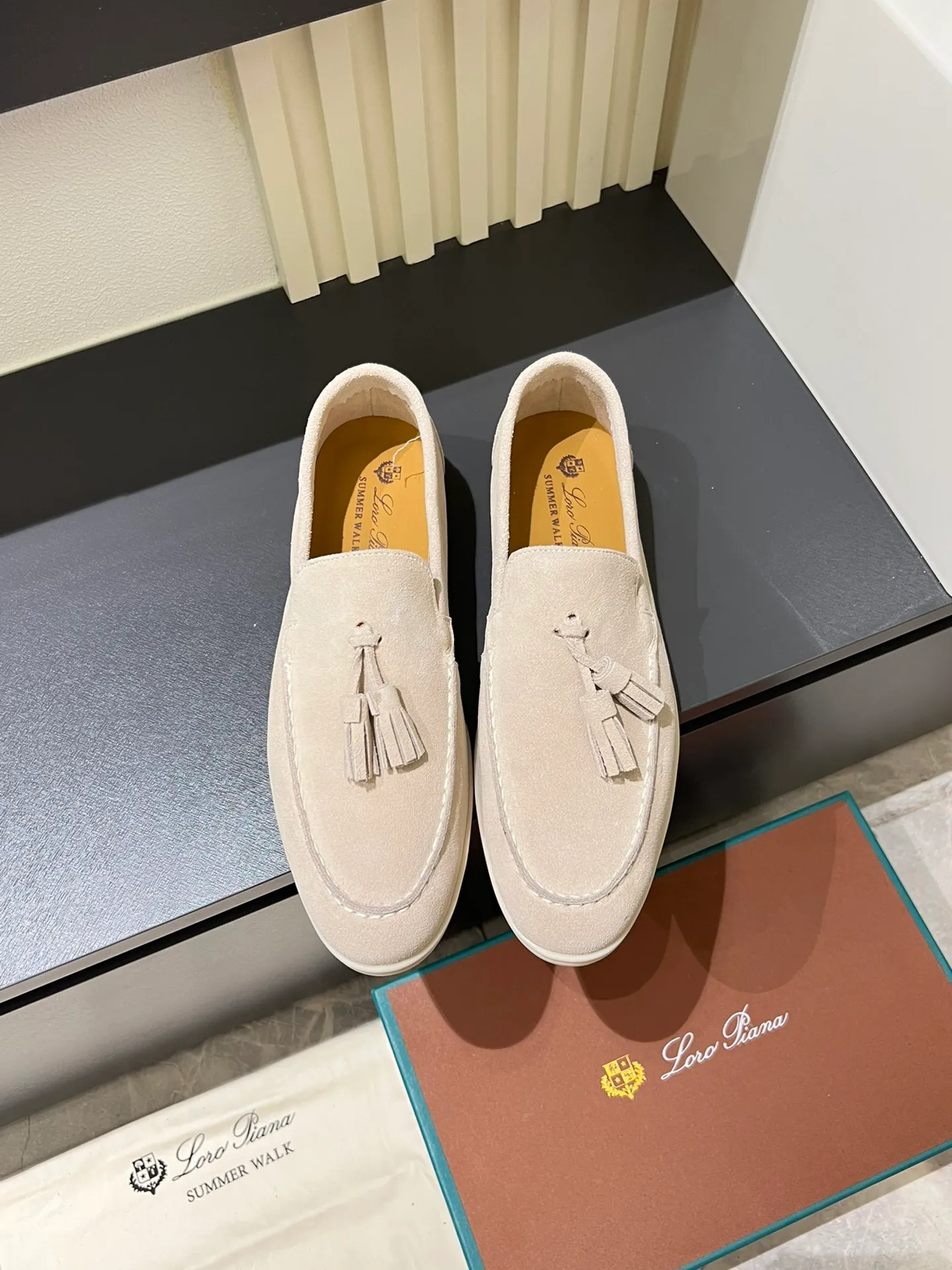 Men's shoes 💰p360 "Loro men's shoes 💰pian'*" Classic L men's shoes for couples 💰p Top version British flat loafers, a must-have item in old money style, the minimalist design is eye-catching and durable, a plus point for dressing The soft foot feel and texture are outstanding. They don’t scratch your feet and are very nice. They are matched with soft and waxy soles. They can be worn daily for a long time without getting tired. They are easy to wear, versatile and classic items, with perfect foot feel and texture! Imported cashmere fabric, the lining is made of imported A-grade water-dyed cow lining, the top version of the genuine leather midsole is sewn with pure handmade mark thread! Size: Female 35-40 (34. Customized) Male 38-44 (45.46. Customized)